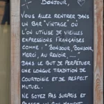 Audierne : Panneau expliquant les règles de politesse appréciées dans un bar.