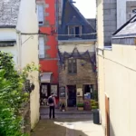Vue des remparts de la ville close, ce coup-ci, vers l'intérieur de la ville close