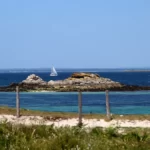 On aperçoit le continent