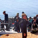 Plongeurs rentrant au port