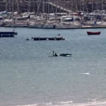 Pratiquant de wing dans l'eau