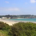 Vue un peu plus générale de la plage de Morgat