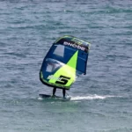 Le pratiquant de wing s'est élancé.