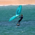 Là, on voit bien que toute la portance sur l'eau de l'ensemble est assurée par le foil, dès que la vitesse est suffisante.