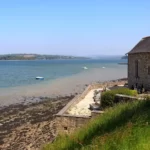 Église avec cimetière attenant, au bord de l'eau