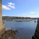 Concarneau : vue de la ville close vers le port