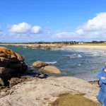 Une femme cheveux aux vents sur une plage
