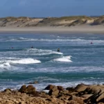 surfeurs sur les vagues