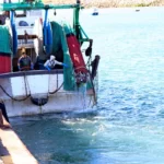 Bateau de pêche avec le chalut plein