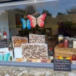 Tranches énormes de nougat en vitrine d'un magasin.