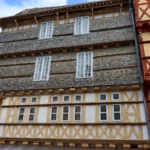 Maison avec des ardoises sur les hauteurs des murs.